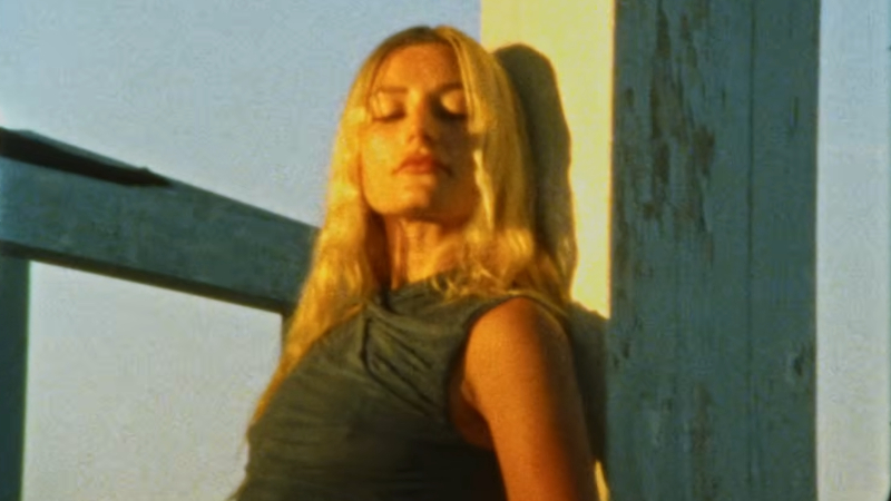 JESSICA SHY – SAULĖ NESILEIS